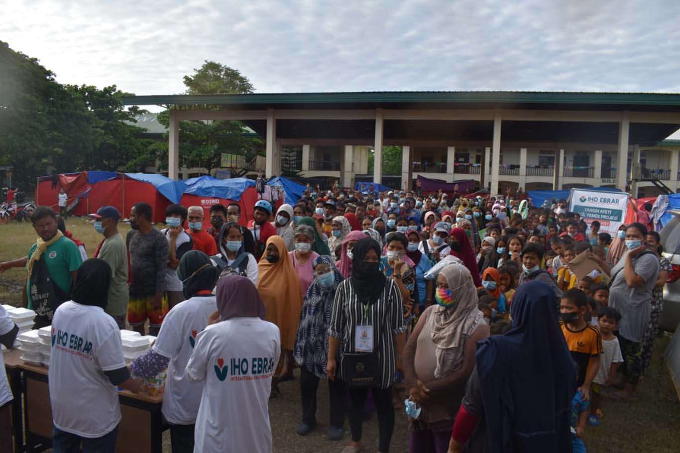 IHO EBRAR yangından etkilenen Filipinlilere yemek dağıttı